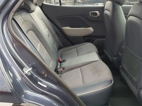 Used 2023 Hyundai Venue Limited image 17