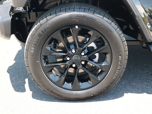 Used 2025 Jeep Wrangler Unlimited Sahara AWD/4WD image 11