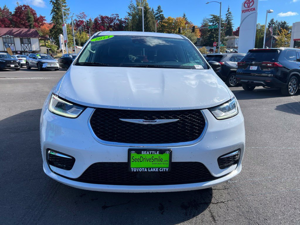 Used 2024 Chrysler Pacifica Limited FWD image 2