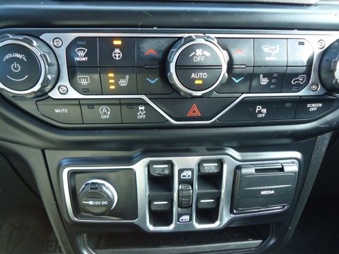 Used 2019 Jeep Wrangler Unlimited Sahara w/ Dual Top Group image 18