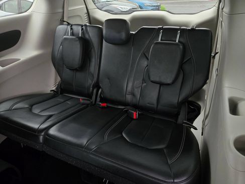 Used 2023 Chrysler Pacifica Touring-L FWD image 12