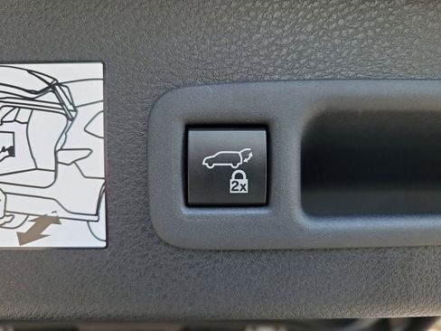 Used 2023 Toyota Sienna XSE FWD image 9