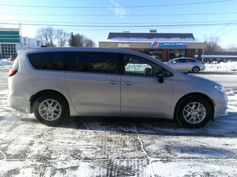 Used 2024 Chrysler Pacifica Touring-L image 6