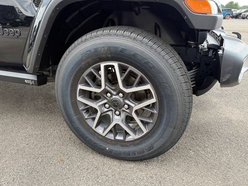 Used 2025 Jeep Wrangler Unlimited Sahara AWD/4WD image 31