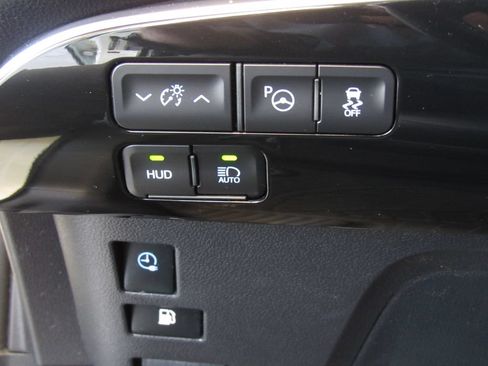 Certified 2019 Toyota Prius Prime Advanced w/ Carpet Mat Package FWD image 33