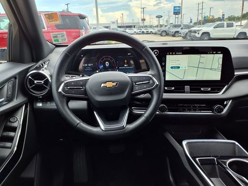 Used 2025 Chevrolet Equinox LT FWD image 16