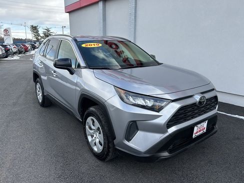 Used 2019 Toyota RAV4 LE image 4
