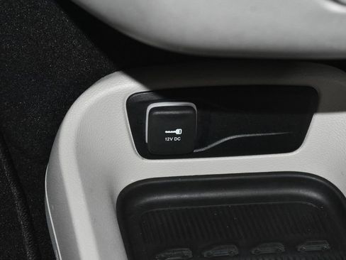 Used 2023 Chrysler Pacifica Touring-L FWD image 17
