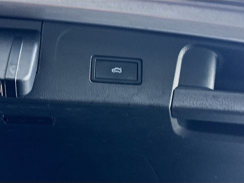 Used 2025 Volkswagen Atlas SE image 31