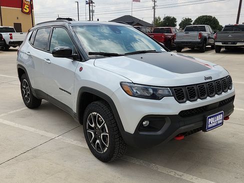 Used 2025 Jeep Compass Trailhawk AWD/4WD image 4