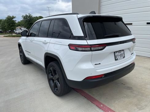 Used 2025 Jeep Grand Cherokee Limited w/ Black Appearance Package image 2