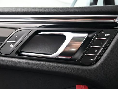 Certified 2026 Porsche Macan image 18