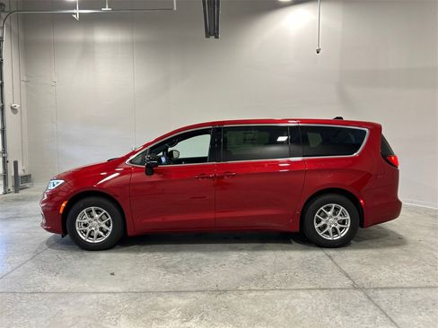 New 2026 Chrysler Pacifica Select image 9