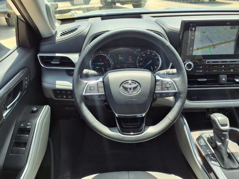 Certified 2021 Toyota Highlander Platinum FWD image 17