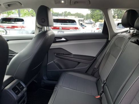 Used 2023 Volkswagen Taos SE w/ Panoramic Sunroof Package FWD image 16