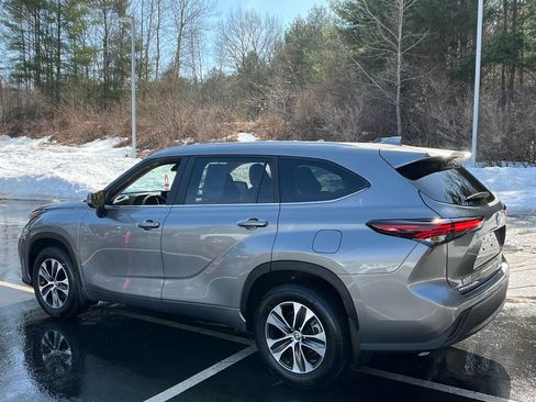 Used 2025 Toyota Highlander XLE image 3