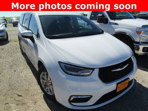 Used 2023 Chrysler Pacifica Touring-L FWD image 7