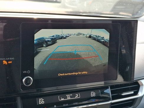 Used 2025 Toyota Sienna LE image 18