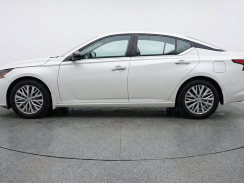 Used 2025 Nissan Altima 2.5 SV FWD image 5