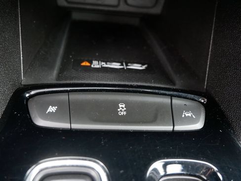 Used 2022 Chevrolet Bolt EUV Premier w/ Super Cruise Package FWD image 22