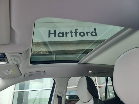 New 2025 Volkswagen Tiguan SE w/ Panoramic Sunroof Package AWD/4WD image 30