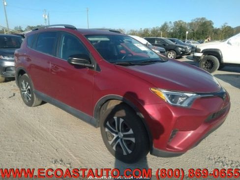 Used 2018 Toyota RAV4 LE image 1