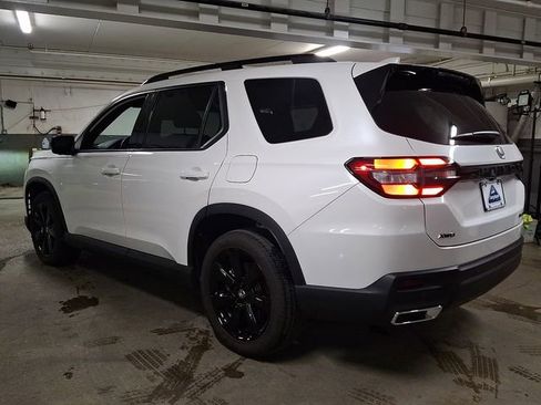 Used 2025 Honda Pilot Black Edition image 4