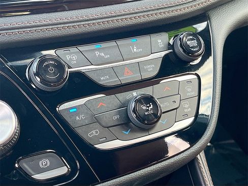 Certified 2024 Chrysler Pacifica Pinnacle image 16