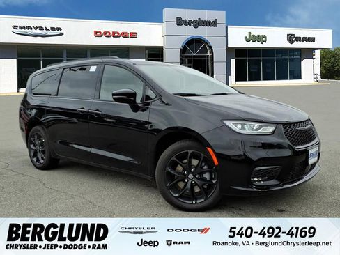 New 2026 Chrysler Pacifica Limited image 1