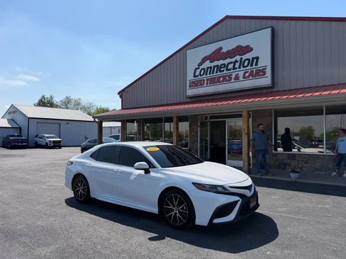 Used 2021 Toyota Camry SE image 2