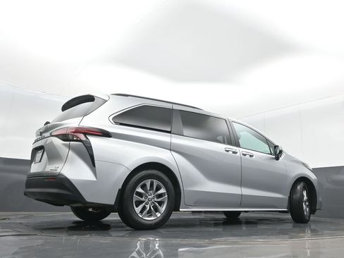 Used 2022 Toyota Sienna LE AWD/4WD image 35