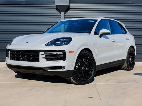 New 2025 Porsche Cayenne E-Hybrid image 1