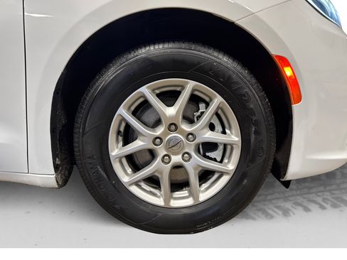 Used 2024 Chrysler Pacifica Touring-L FWD image 52
