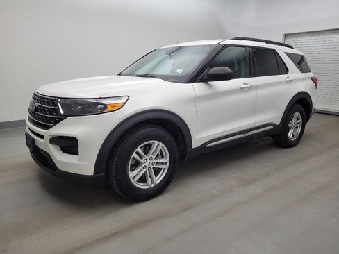 Used 2022 Ford Explorer XLT AWD/4WD image 2