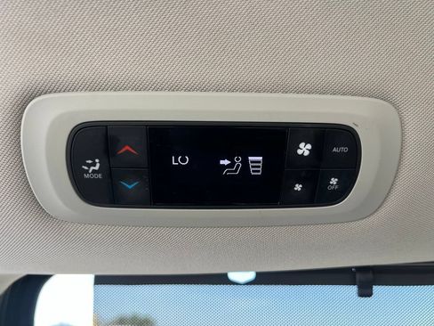 Used 2023 Chrysler Pacifica Touring-L FWD image 18
