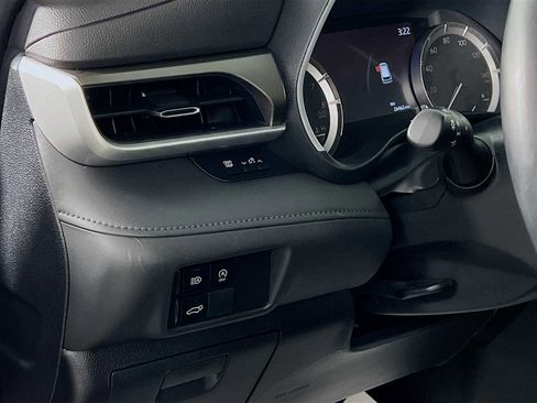 Used 2023 Toyota Highlander XLE image 10