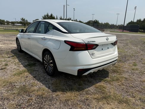 Used 2024 Nissan Altima 2.5 SV w/ SV Premium Package FWD image 8