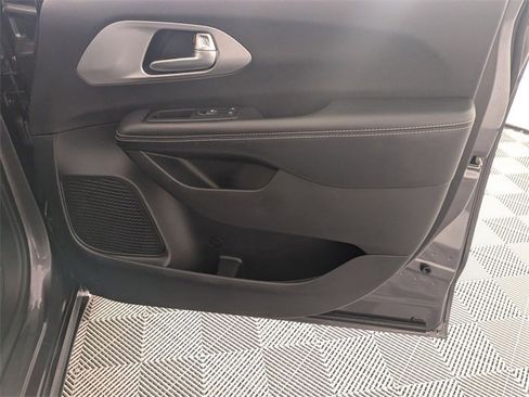 Used 2018 Chrysler Pacifica Touring Plus w/ S Appearance Package image 35