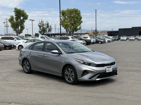 Used 2023 Kia Forte LXS FWD image 3