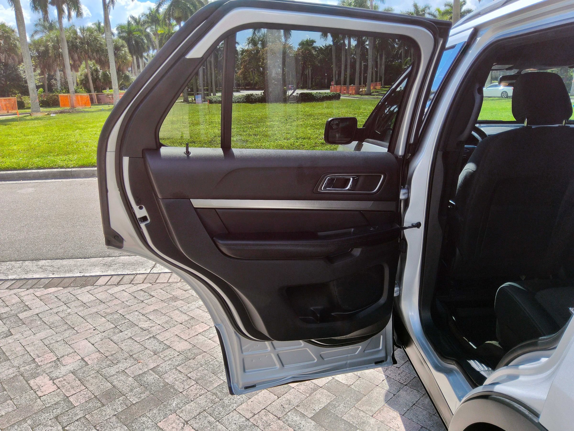 Used 2018 Ford Explorer XLT w/ Equipment Group 201A FWD image 28
