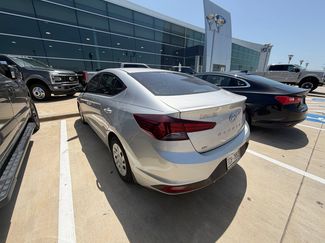 Used 2020 Hyundai Elantra SE w/ Winter Weather Package FWD video 2