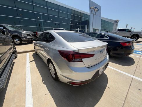 Used 2020 Hyundai Elantra SE w/ Winter Weather Package FWD image 2