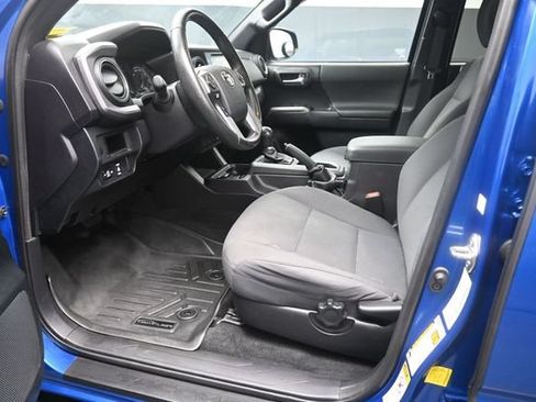 Used 2016 Toyota Tacoma TRD Sport w/ Premium & Technology Package RWD image 17