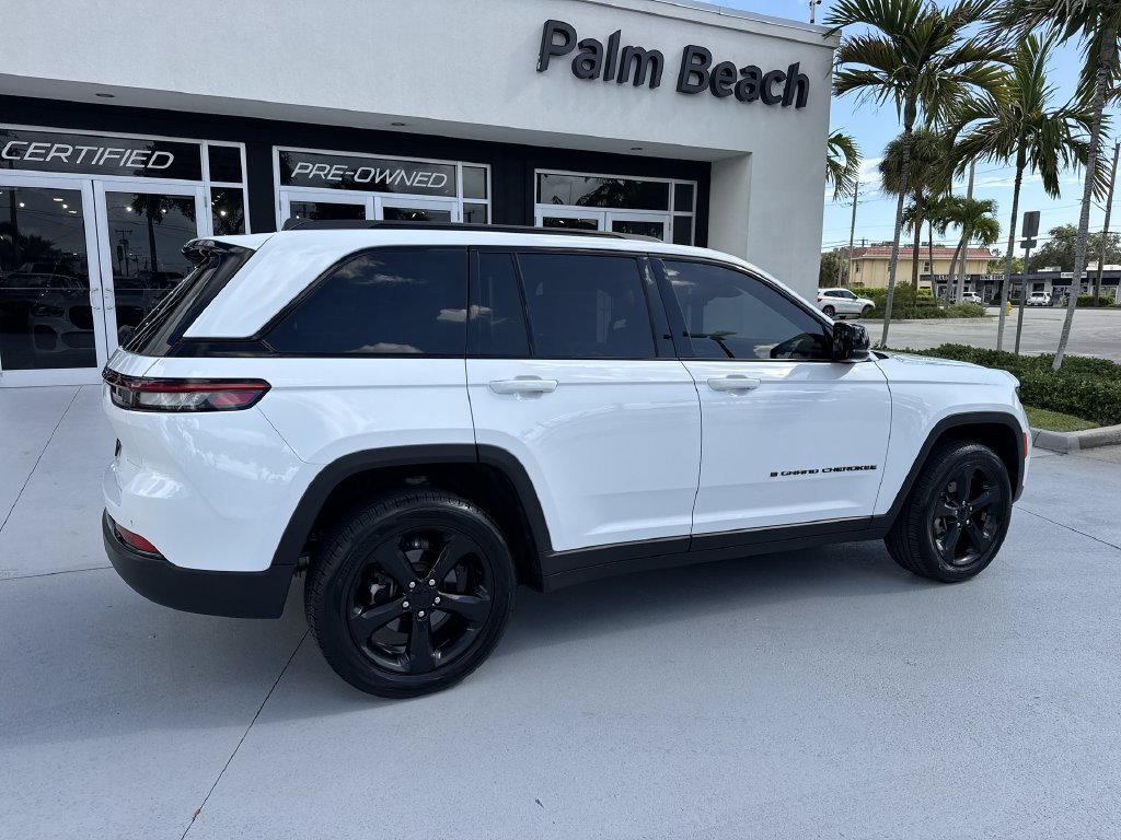 Used 2022 Jeep Grand Cherokee Altitude AWD/4WD image 4