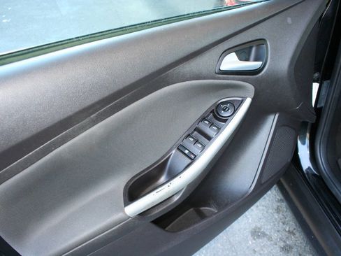 Used 2014 Ford Focus SE w/ Equipment Group 201A FWD image 16