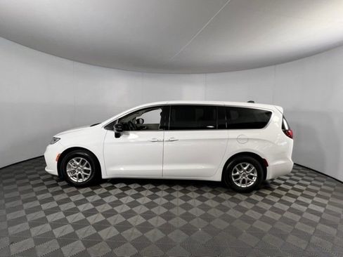 Used 2024 Chrysler Pacifica Touring-L image 12