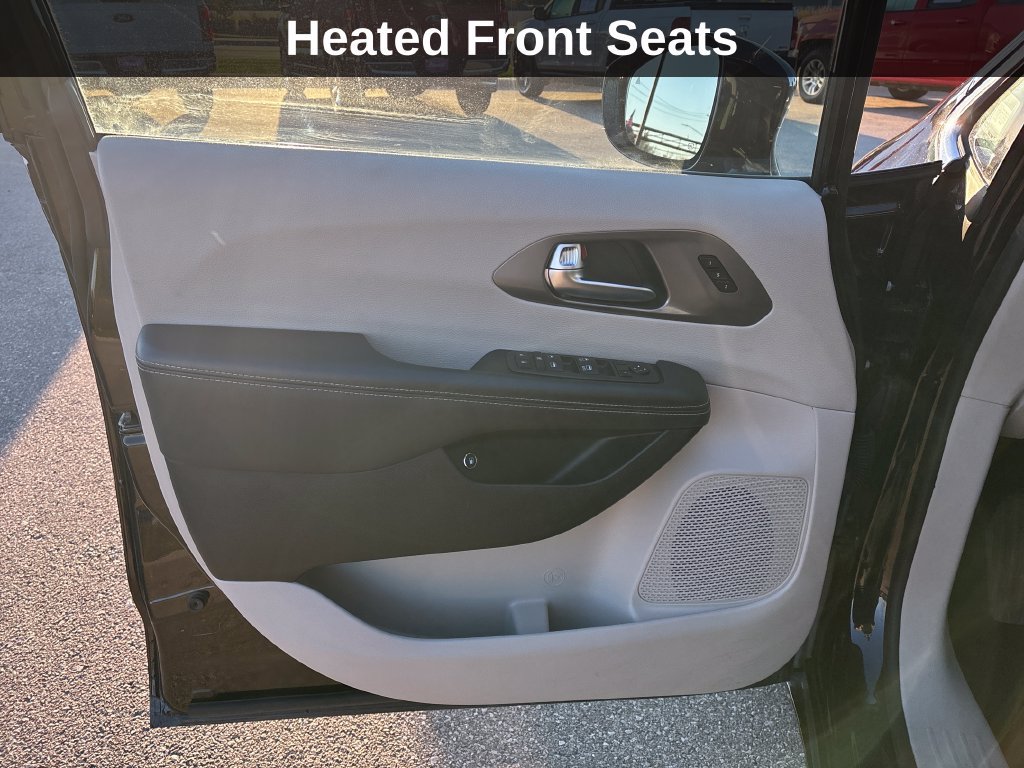 Used 2024 Chrysler Pacifica Limited FWD image 13