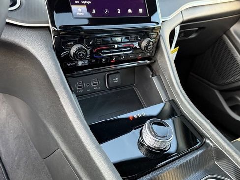 New 2025 Jeep Grand Cherokee Laredo w/ Luxury Tech Group I image 23