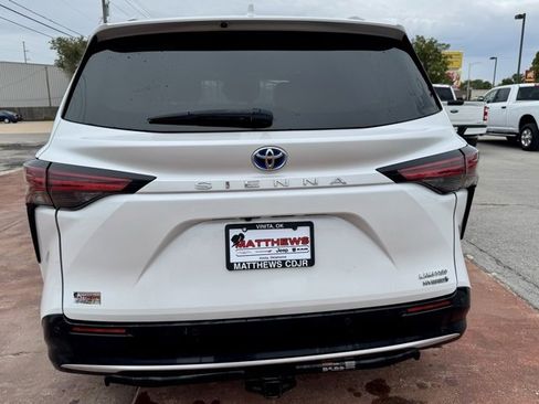 Used 2022 Toyota Sienna Limited image 6