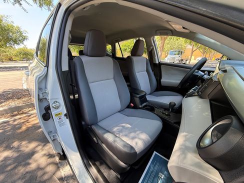 Used 2015 Toyota RAV4 LE FWD image 16